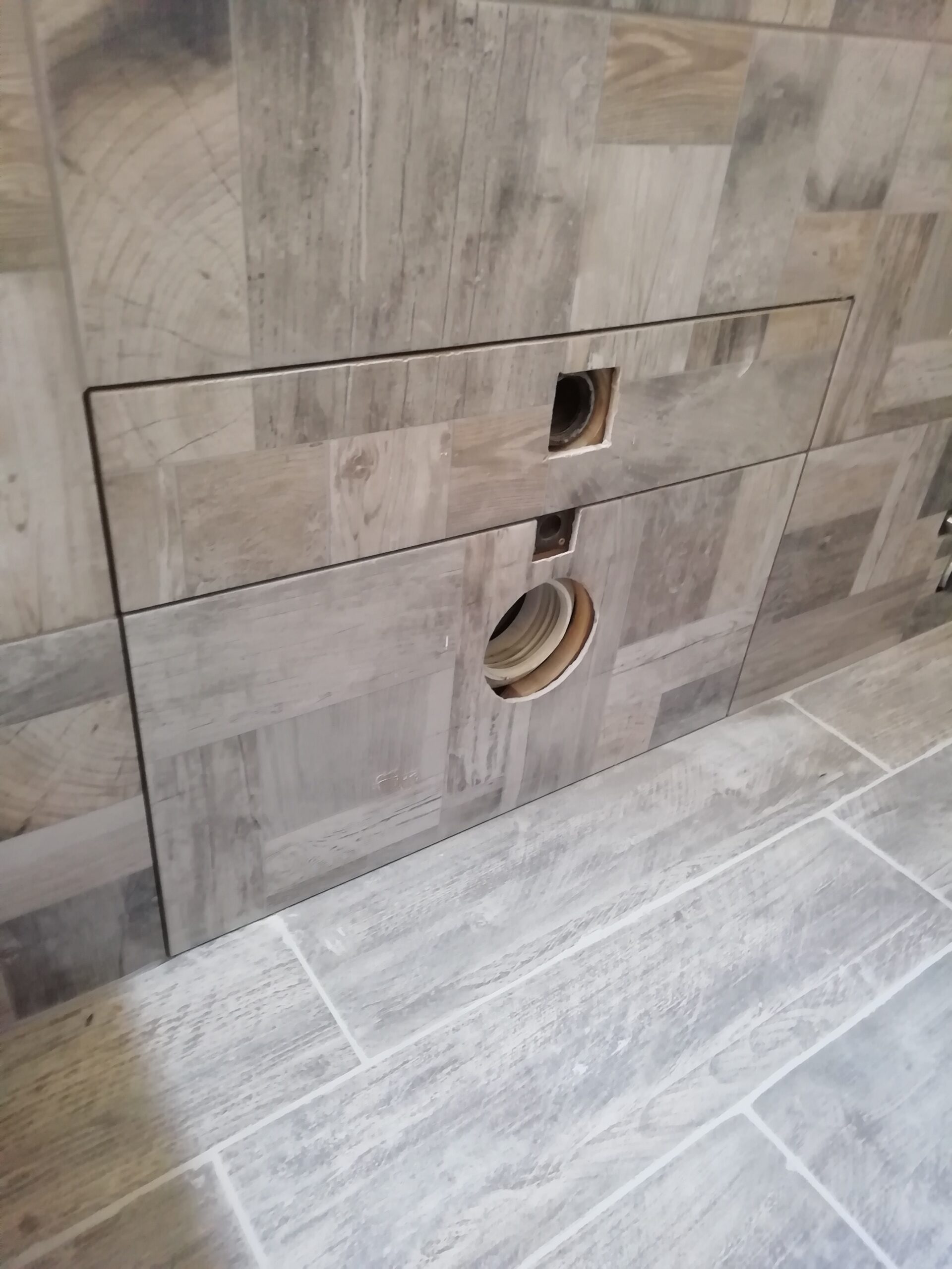Bagno ristrutturato con zona doccia piastrellata a Roma