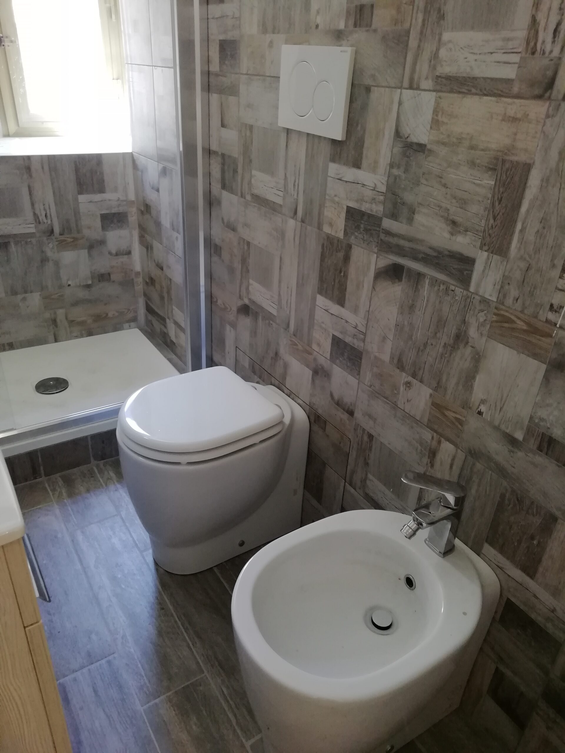 Bagno ristrutturato con nuovi sanitari, WC e bidet a Roma
