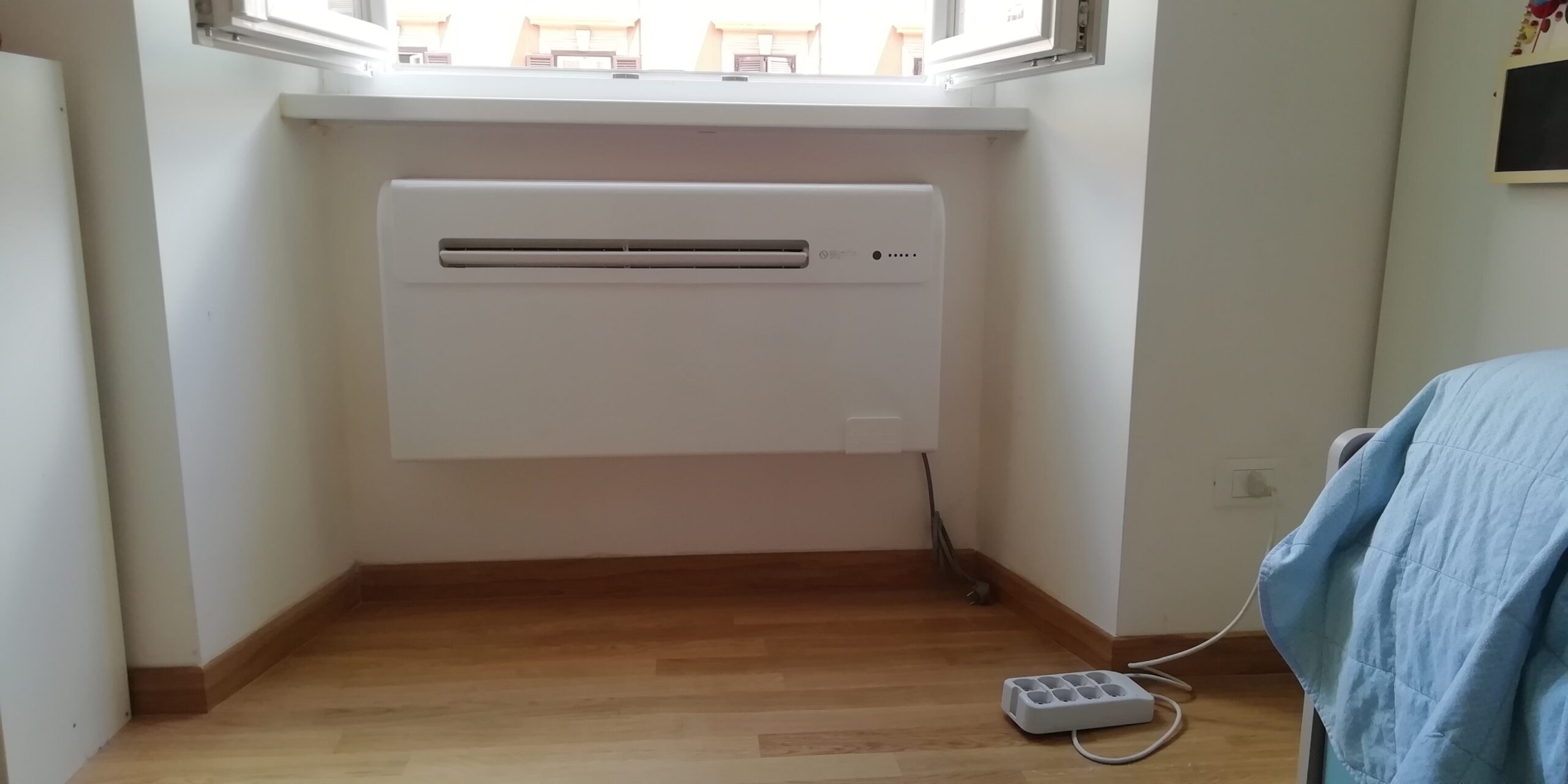 Unità interna di climatizzatore split installata a parete a Roma