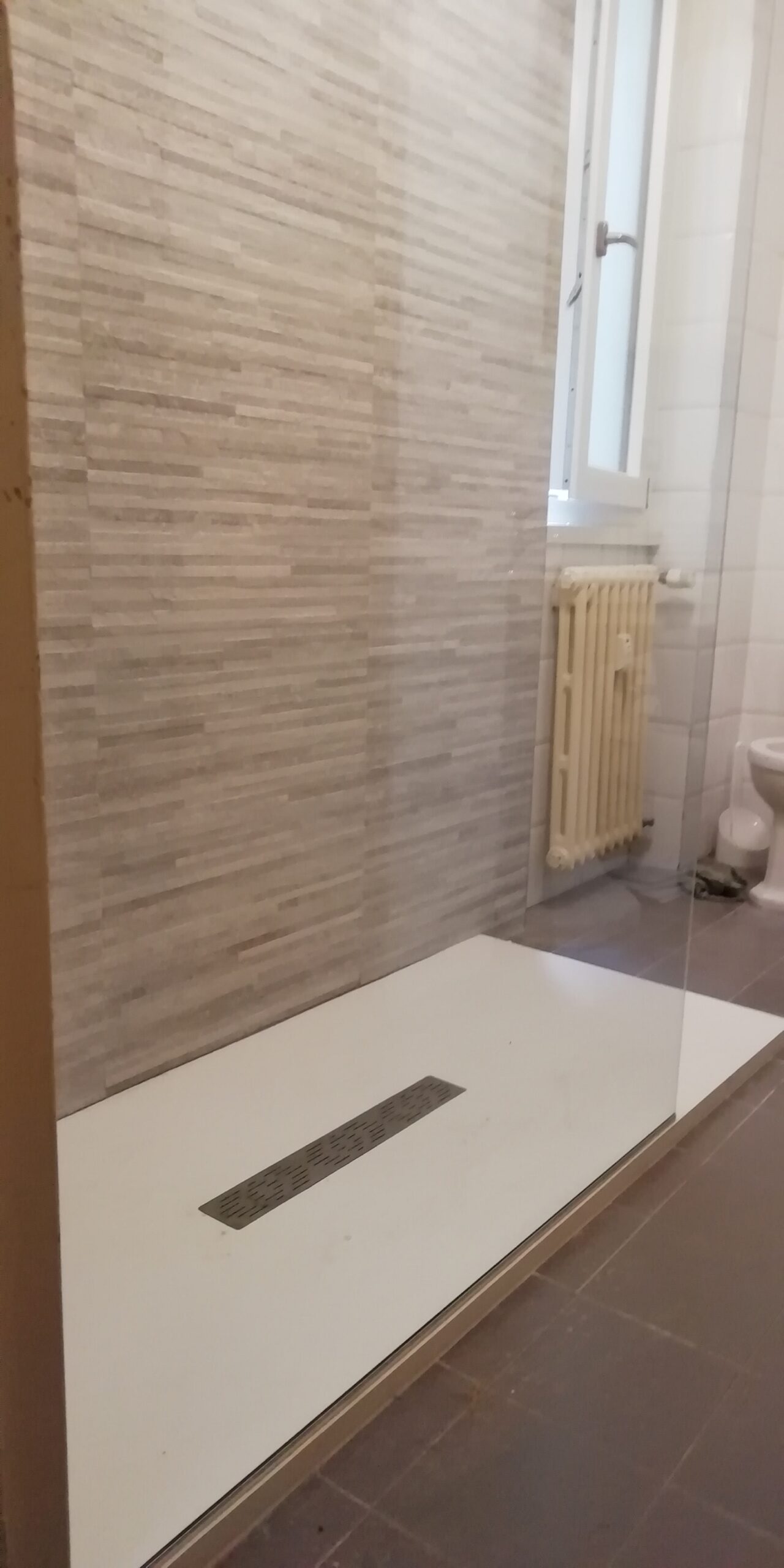 Termosifone installato in un bagno ristrutturato a Roma