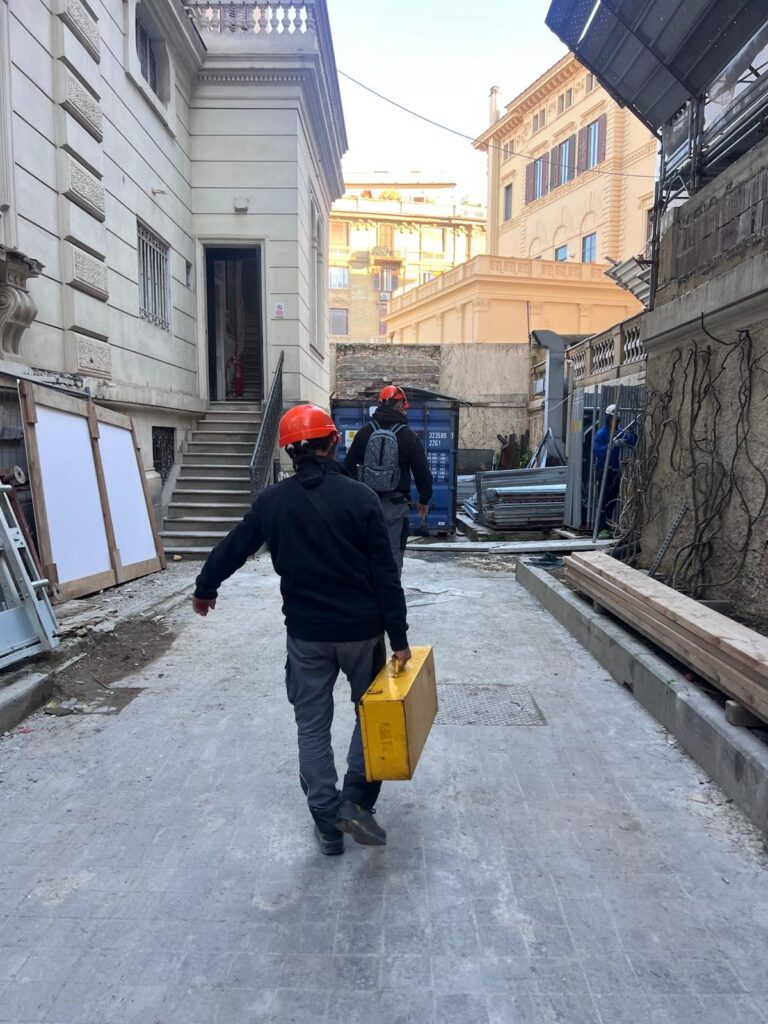 Operaio di Poggi Impianti durante un intervento in un cantiere a Roma