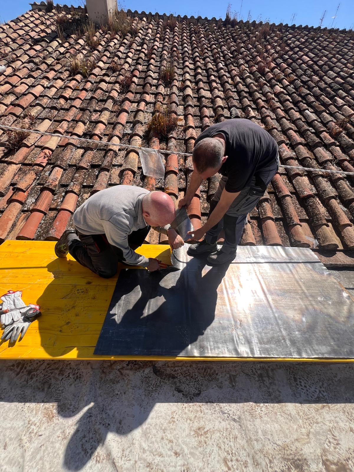 Intervento su copertura con tegole romane