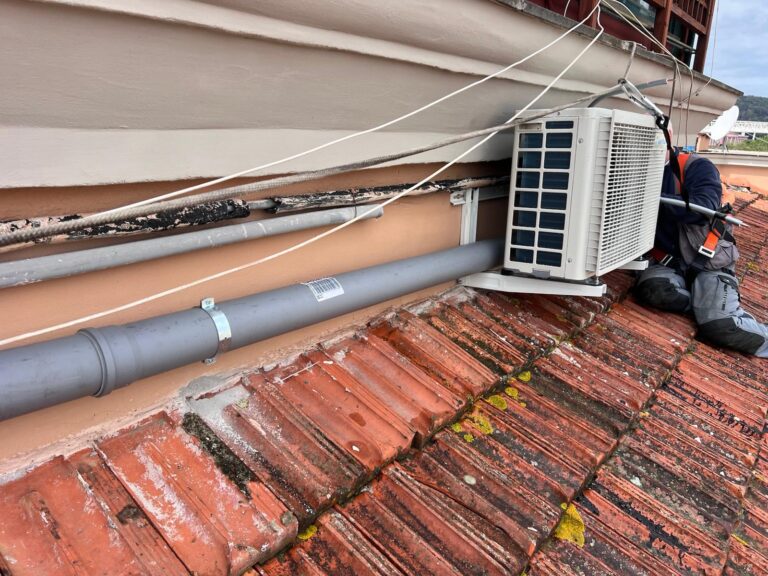 Installazione di unitĂ esterne di climatizzazione sul tetto di un edificio a Roma